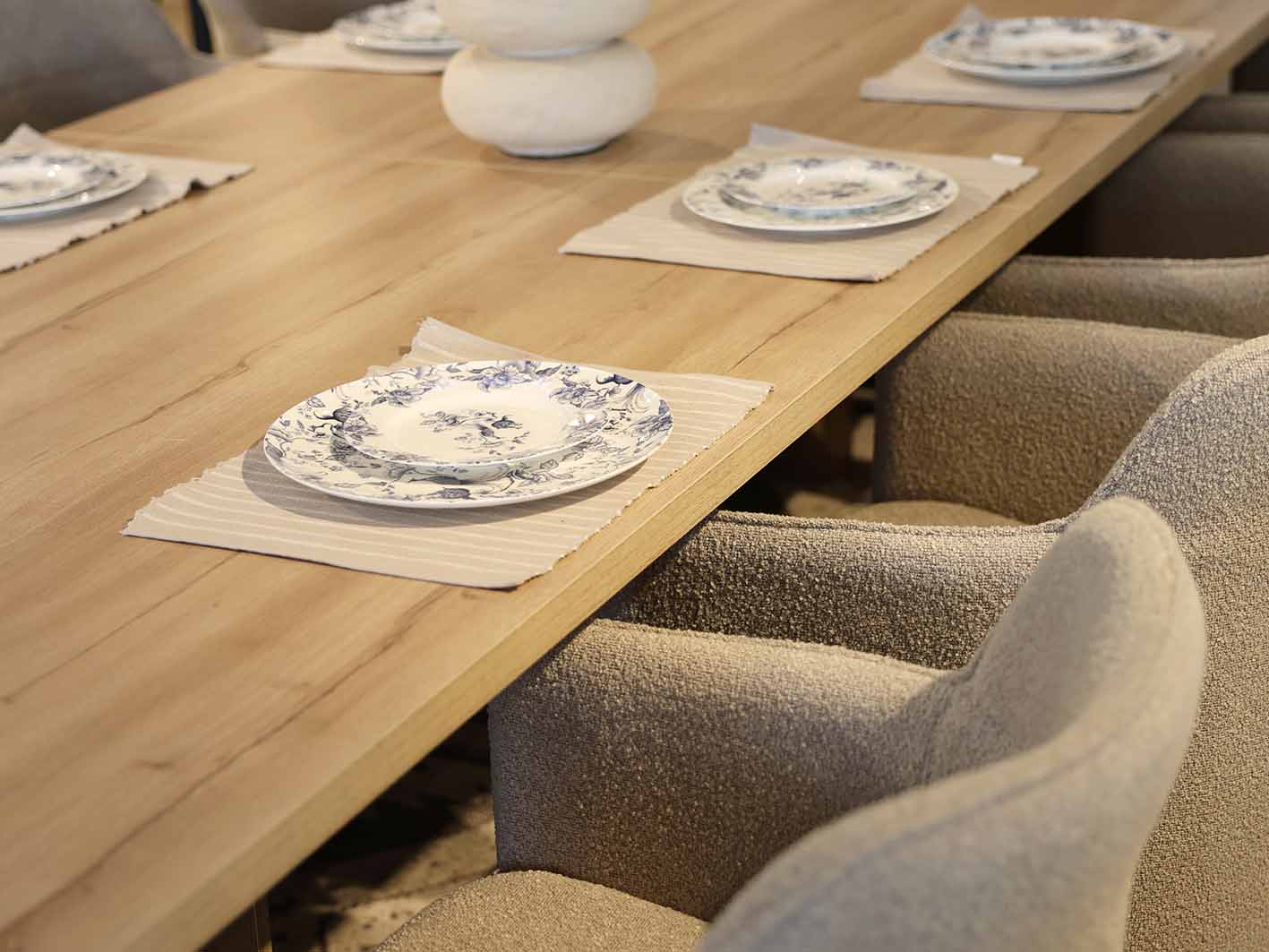 طاولة طعام لاريك بدون كراسي بسطح خشبي